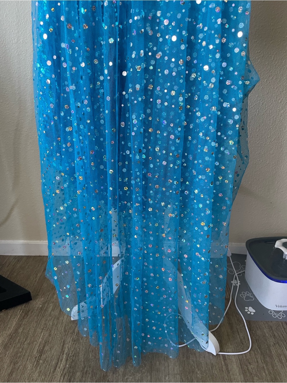 Girls Elsa Inspired Blue Sequin Dress with Cape – Size 130 (5–6Y) - Picture 10 of 12